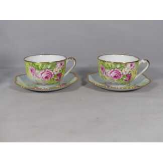 Paire de tasses déjeuner en porcelaine de Limoges, les roses rehaussé main