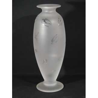 Vase en cristal de Sèvres décor aux hirondelles givré, époque milieu XX ème
