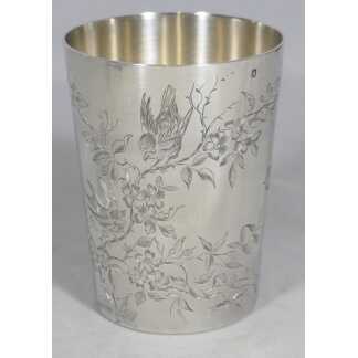 Grande timbale en argent massif décor ciselé de feuillages et oiseaux, époque fin XIX ème