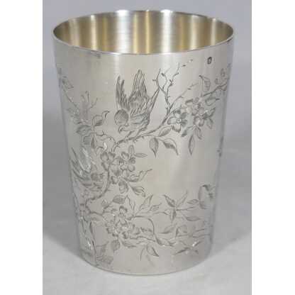 Grande timbale en argent massif décor ciselé de feuillages et oiseaux, époque fin XIX ème