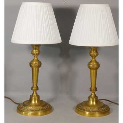 Paire de lampes bougeoirs Louis XVI en bronze ciselé et doré, époque XVIII ème siècle