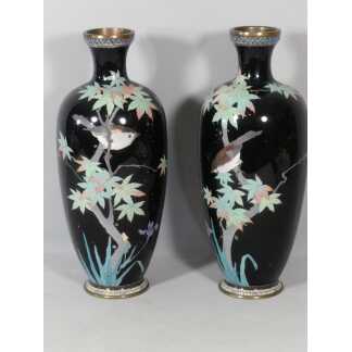 Paire de vases en émail cloisonné aux oiseaux et branchages, Japon, fin XIX ème