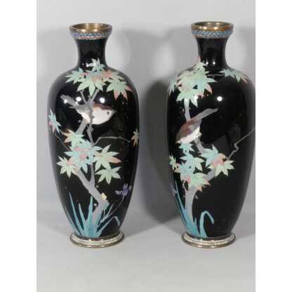 Paire de vases en émail cloisonné aux oiseaux et branchages, Japon, fin XIX ème