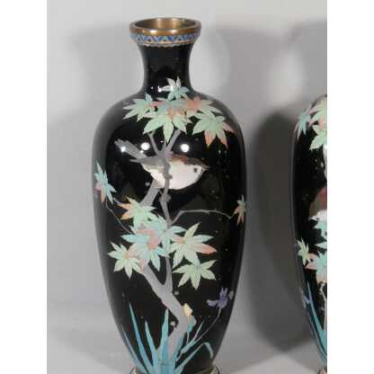 Paire de vases en émail cloisonné aux oiseaux et branchages, Japon, fin XIX ème – Image 2