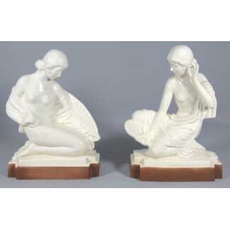 Paire de statuettes ou serre livres en faïence aux femmes Art Déco, vers 1930