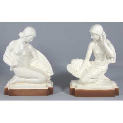 Paire de statuettes ou serre livres en faïence aux femmes Art Déco, vers 1930
