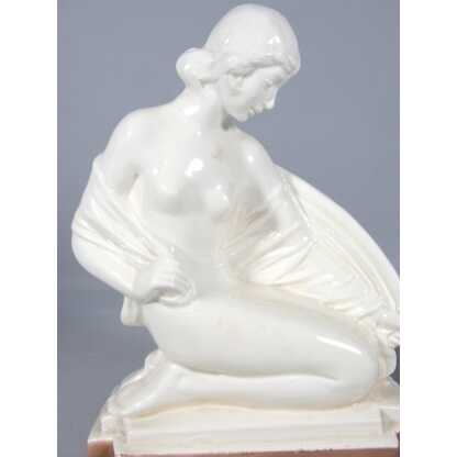 Paire de statuettes ou serre livres en faïence aux femmes Art Déco, vers 1930 – Image 2
