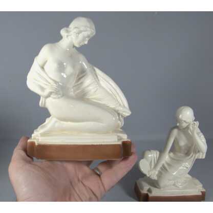 Paire de statuettes ou serre livres en faïence aux femmes Art Déco, vers 1930 – Image 3