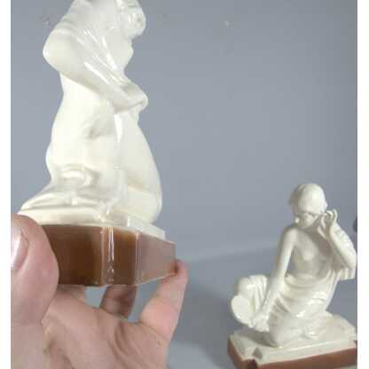 Paire de statuettes ou serre livres en faïence aux femmes Art Déco, vers 1930 – Image 8