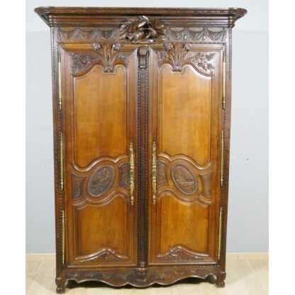 Armoire Normande De Mariage En Chêne Maillé Et Sculpté De Colombes Et Fleurs, époque XVIII ème