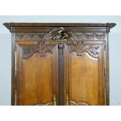 Armoire Normande De Mariage En Chêne Maillé Et Sculpté De Colombes Et Fleurs, époque XVIII ème – Image 2