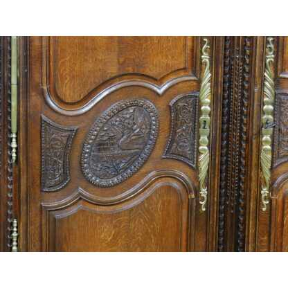 Armoire Normande De Mariage En Chêne Maillé Et Sculpté De Colombes Et Fleurs, époque XVIII ème – Image 18