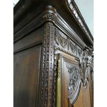 Armoire Normande De Mariage En Chêne Maillé Et Sculpté De Colombes Et Fleurs, époque XVIII ème – Image 9