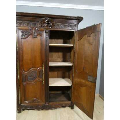 Armoire Normande De Mariage En Chêne Maillé Et Sculpté De Colombes Et Fleurs, époque XVIII ème – Image 19