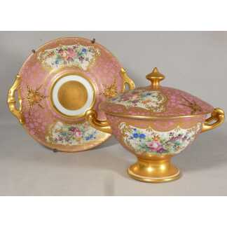 Centre de table, coupe couverte et son dormant en porcelaine de Limoges