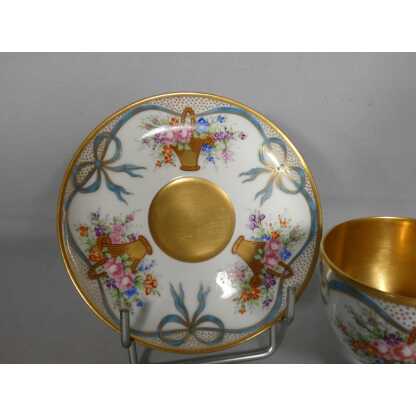 Tasse de collection décor Sèvres en porcelaine de Limoges peinte à la main – Image 11