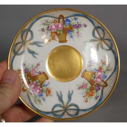 Tasse de collection décor Sèvres en porcelaine de Limoges peinte à la main – Image 6