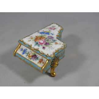 Coffret à bijoux forme piano décor Sèvres en porcelaine de Limoges peinte à la main