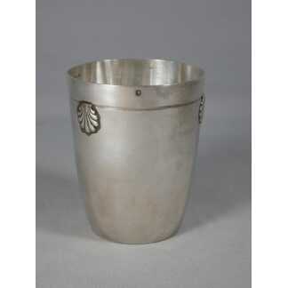 Timbale en argent massif à la coquille de style Régence, époque début XX ème