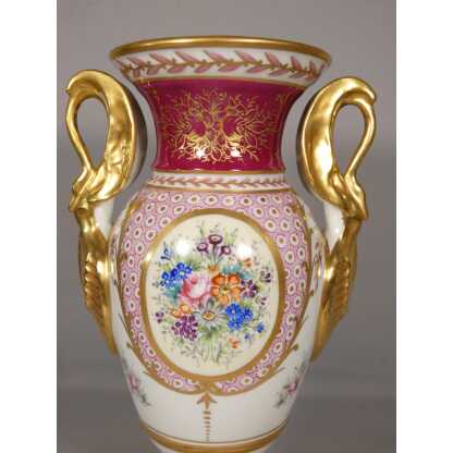 Vase de style Empire aux cygnes et bouquet de fleurs, porcelaine de Limoges – Image 2