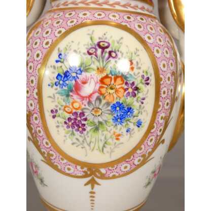 Vase de style Empire aux cygnes et bouquet de fleurs, porcelaine de Limoges – Image 11