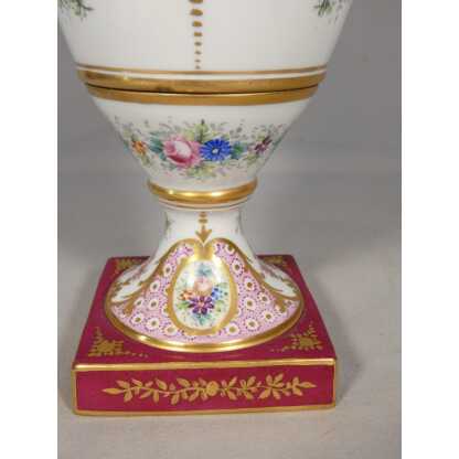 Vase de style Empire aux cygnes et bouquet de fleurs, porcelaine de Limoges – Image 10