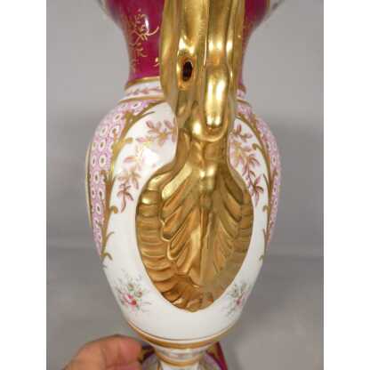 Vase de style Empire aux cygnes et bouquet de fleurs, porcelaine de Limoges – Image 8