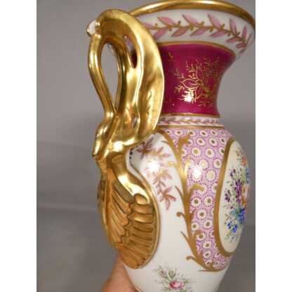 Vase de style Empire aux cygnes et bouquet de fleurs, porcelaine de Limoges – Image 4