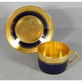 Tasse de collection, déjeuner en porcelaine incrustation d'or et bleu de four Limoges vers 1960