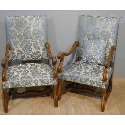 Paire de fauteuils style Louis XIII en noyer sculpté, époque fin XIX ème