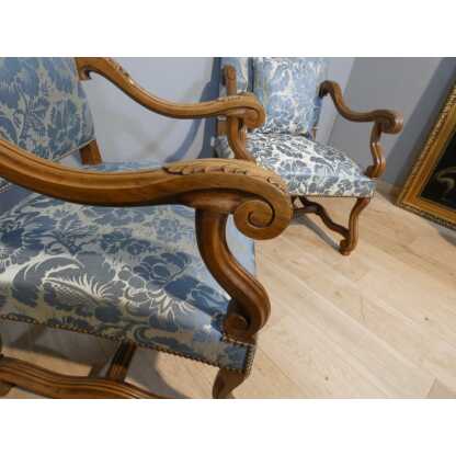 Paire de fauteuils style Louis XIII en noyer sculpté, époque fin XIX ème – Image 9