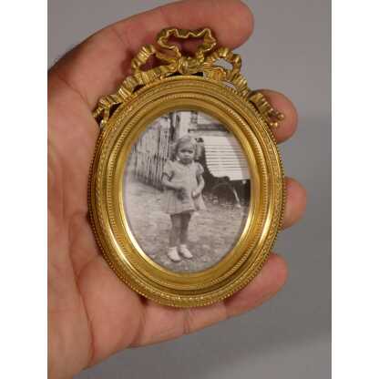 Petit cadre photo ovale en bronze doré style Louis XVI, époque XIX ème – Image 5