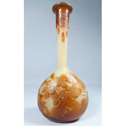 Gallé, vase en verre double couche dégagé à l'acide, décor de fleurs orangé