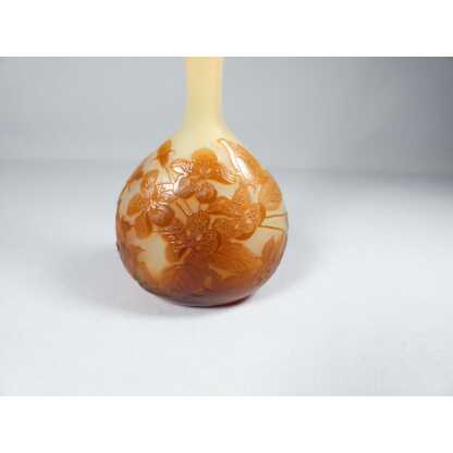 Gallé, vase en verre double couche dégagé à l'acide, décor de fleurs orangé – Image 2