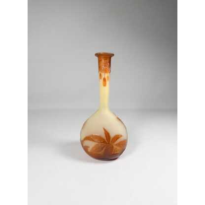 Gallé, vase en verre double couche dégagé à l'acide, décor de fleurs orangé – Image 9