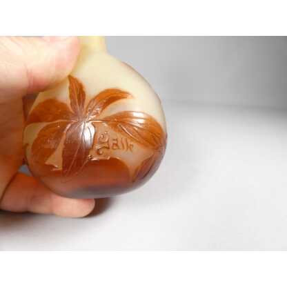 Gallé, vase en verre double couche dégagé à l'acide, décor de fleurs orangé – Image 3