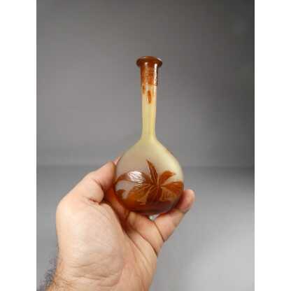 Gallé, vase en verre double couche dégagé à l'acide, décor de fleurs orangé – Image 8