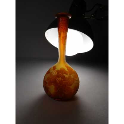 Gallé, vase en verre double couche dégagé à l'acide, décor de fleurs orangé – Image 14