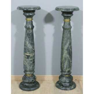 Paire de colonnes de présentation en marbre vert et laiton, époque milieu XX ème