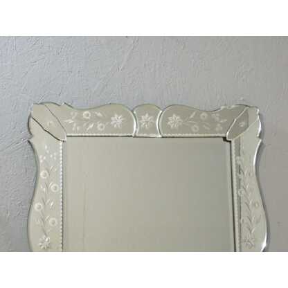 Miroir vénitien en verre gravé de fleurs, époque 1950 – Image 2