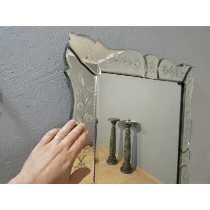 Miroir vénitien en verre gravé de fleurs, époque 1950 – Image 6