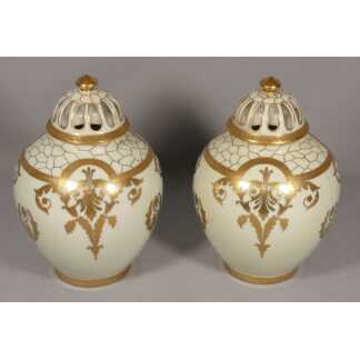 Paire de pots pourris ou brûle parfum en porcelaine de Limoges blanche et or, époque début XX è