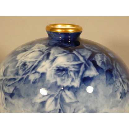 Les roses bleues, vase boule en porcelaine de Limoges peint par Marcadet – Image 2