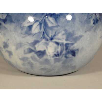 Les roses bleues, vase boule en porcelaine de Limoges peint par Marcadet – Image 4