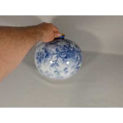 Les roses bleues, vase boule en porcelaine de Limoges peint par Marcadet – Image 8