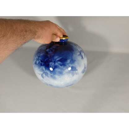 Les roses bleues, vase boule en porcelaine de Limoges peint par Marcadet – Image 6