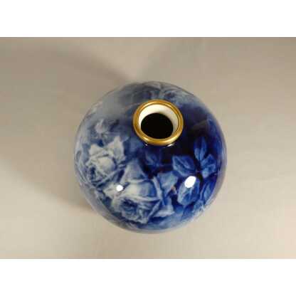 Les roses bleues, vase boule en porcelaine de Limoges peint par Marcadet – Image 3