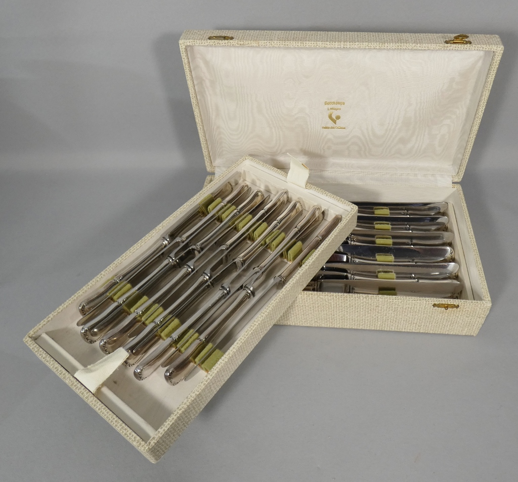 24 couteaux de style Régence en métal argenté, époque XX ème – Image 2