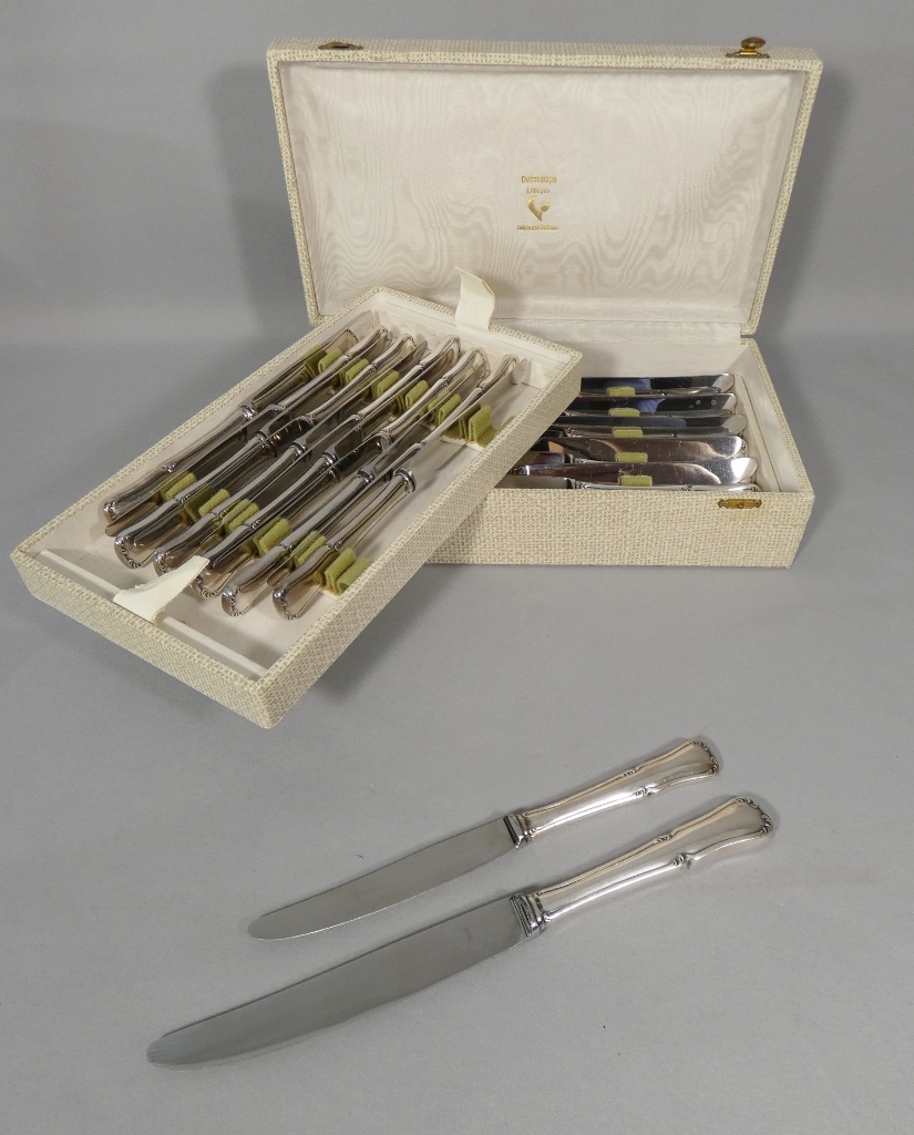 24 couteaux de style Régence en métal argenté, époque XX ème