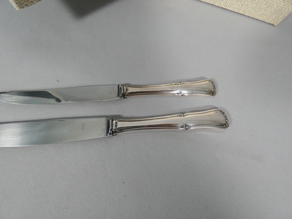 24 couteaux de style Régence en métal argenté, époque XX ème – Image 7